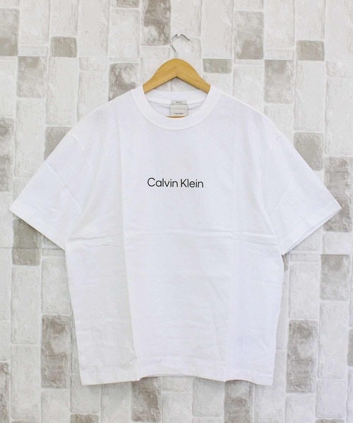 Calvin Klein(カルバン・クライン)の「CK スタンダードロゴ クルーネックTシャツ SS RLXD STANDARD LOGO CREW NECK TEE(Tシャツ/カットソー・メンズ・ブラック/ホワイト・XL/L/M)」の3枚目の写真