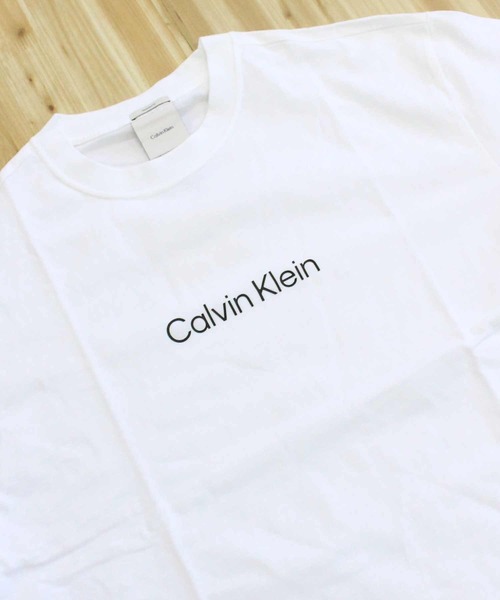 Calvin Klein(カルバン・クライン)の「CK スタンダードロゴ クルーネックTシャツ SS RLXD STANDARD LOGO CREW NECK TEE(Tシャツ/カットソー・メンズ・ブラック/ホワイト・XL/L/M)」の5枚目の写真
