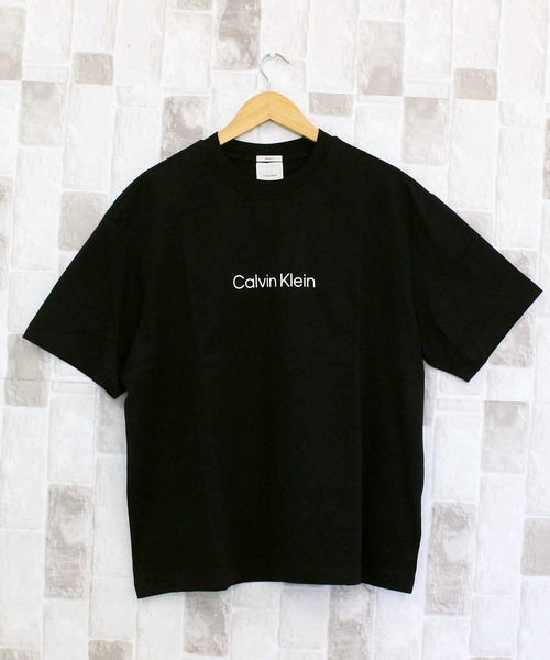 Calvin Klein(カルバン・クライン)の「CK スタンダードロゴ クルーネックTシャツ SS RLXD STANDARD LOGO CREW NECK TEE(Tシャツ/カットソー・メンズ・ブラック/ホワイト・XL/L/M)」の6枚目の写真