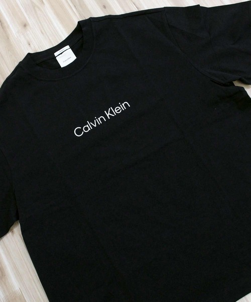 Calvin Klein(カルバン・クライン)の「CK スタンダードロゴ クルーネックTシャツ SS RLXD STANDARD LOGO CREW NECK TEE(Tシャツ/カットソー・メンズ・ブラック/ホワイト・XL/L/M)」の8枚目の写真