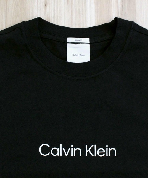 Calvin Klein(カルバン・クライン)の「CK スタンダードロゴ クルーネックTシャツ SS RLXD STANDARD LOGO CREW NECK TEE(Tシャツ/カットソー・メンズ・ブラック/ホワイト・XL/L/M)」の9枚目の写真