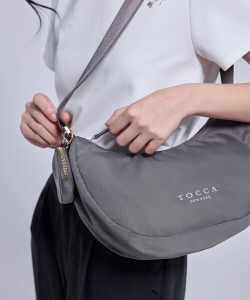 TOCCA(トッカ)の「MEMORY OF MOON POCHETTE ナイロンポシェット(ショルダーバッグ・レディース・ベージュ系/ブラック系/アイボリー系・F)」の4枚目の写真