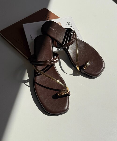 Thevon（ゼボン）の「GLDライントングサンダル（サンダル・レディース・アイボリー/ブラウン/ブラック・S/M/L）」の3枚目の写真