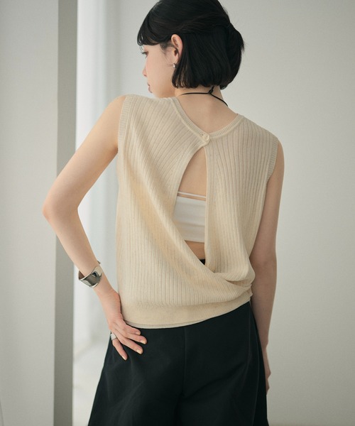LAULEN(ローレン)の「back open sleeveless rib knit /バックオープンノースリーブリブニット(ニット/セーター・レディース・ネイビー系2/イエロー/オレンジ/ライトグレー/レッド/ブラウン/ブラウン系2/グレイッシュベージュ/ブラック/アイボリー・FREE)」の2枚目の写真