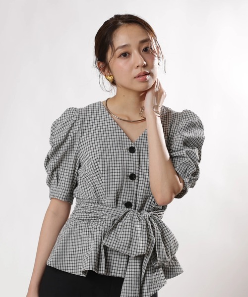 JUSGLITTY（ジャスグリッティー）の「パフショルダーペプラムブラウス（シャツ/ブラウス・レディース・チェック・2/1）」の3枚目の写真