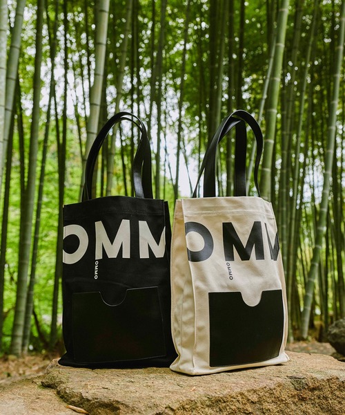 OMMO(オーエムエムオー)の「BIG LOGO POCKET TOTE(トートバッグ・レディース・ホワイト/ブラック・F)」の2枚目の写真