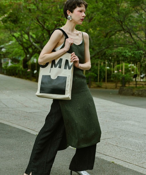 OMMO(オーエムエムオー)の「BIG LOGO POCKET TOTE(トートバッグ・レディース・ホワイト/ブラック・F)」の4枚目の写真