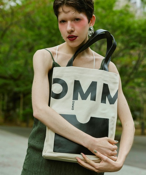 OMMO(オーエムエムオー)の「BIG LOGO POCKET TOTE(トートバッグ・レディース・ホワイト/ブラック・F)」の5枚目の写真