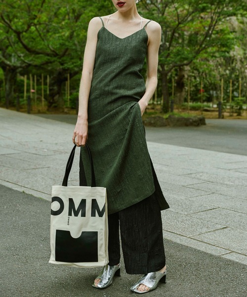 OMMO(オーエムエムオー)の「BIG LOGO POCKET TOTE(トートバッグ・レディース・ホワイト/ブラック・F)」の7枚目の写真
