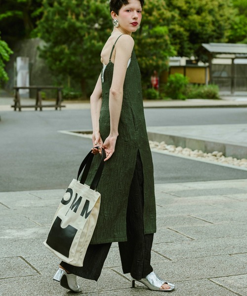 OMMO(オーエムエムオー)の「BIG LOGO POCKET TOTE(トートバッグ・レディース・ホワイト/ブラック・F)」の8枚目の写真