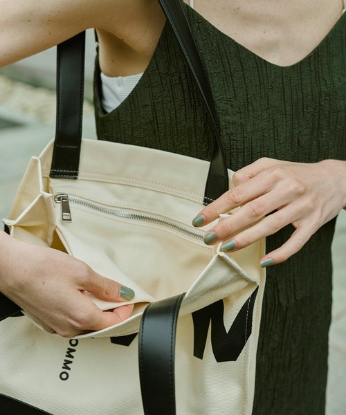 OMMO(オーエムエムオー)の「BIG LOGO POCKET TOTE(トートバッグ・レディース・ホワイト/ブラック・F)」の6枚目の写真