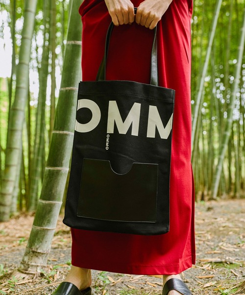 OMMO(オーエムエムオー)の「BIG LOGO POCKET TOTE(トートバッグ・レディース・ホワイト/ブラック・F)」の11枚目の写真