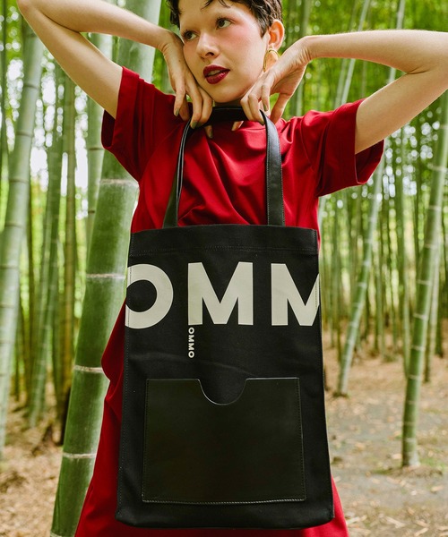 OMMO(オーエムエムオー)の「BIG LOGO POCKET TOTE(トートバッグ・レディース・ホワイト/ブラック・F)」の12枚目の写真