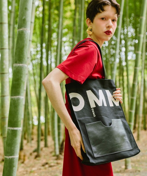 OMMO(オーエムエムオー)の「BIG LOGO POCKET TOTE(トートバッグ・レディース・ホワイト/ブラック・F)」の13枚目の写真