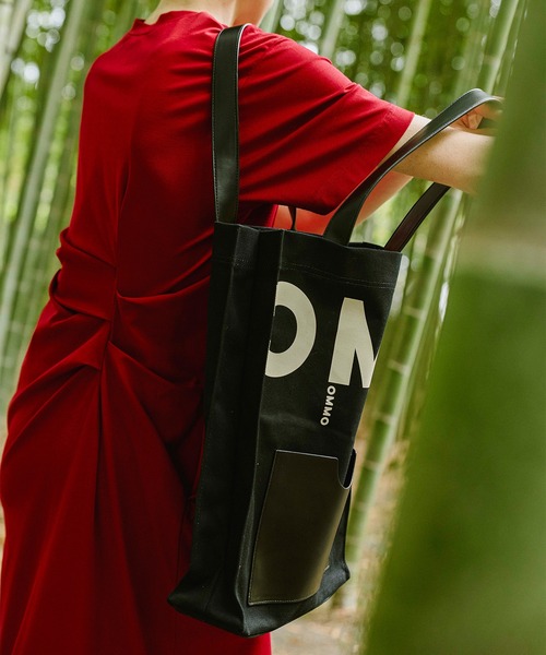 OMMO(オーエムエムオー)の「BIG LOGO POCKET TOTE(トートバッグ・レディース・ホワイト/ブラック・F)」の14枚目の写真