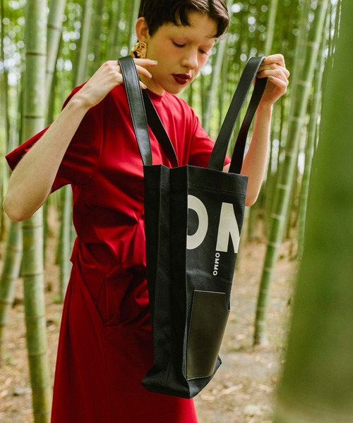 OMMO(オーエムエムオー)の「BIG LOGO POCKET TOTE(トートバッグ・レディース・ホワイト/ブラック・F)」の15枚目の写真