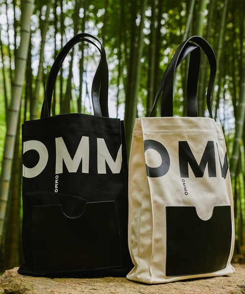OMMO(オーエムエムオー)の「BIG LOGO POCKET TOTE(トートバッグ・レディース・ホワイト/ブラック・F)」の3枚目の写真