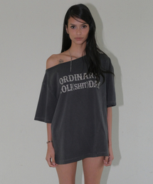 ONE SHOULDER LOGO T-SHIRT [CHARCOAL]
