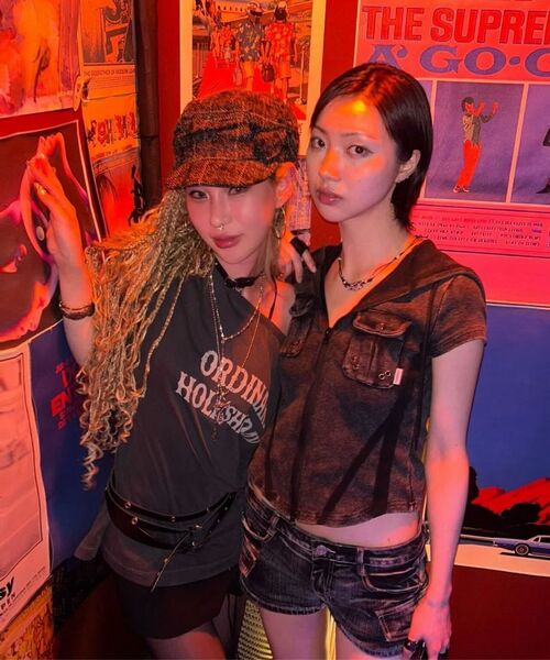 ORDINARY HOLIDAY（オーディナリー ホリデー）の「ONE SHOULDER LOGO T-SHIRT [CHARCOAL]（Tシャツ/カットソー・レディース・その他・FREE）」の4枚目の写真