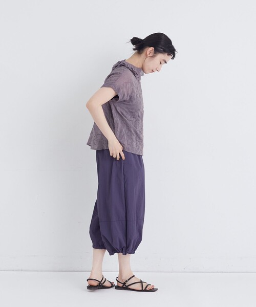 conges payes ADIEU TRISTESSE(コンジェ ペイエ アデュートリステス)の「シャーリングワイドシルエットフリルカラーブラウス(シャツ/ブラウス・レディース・パープル/ブラック系その他/ブルー系その他・38)」の12枚目の写真