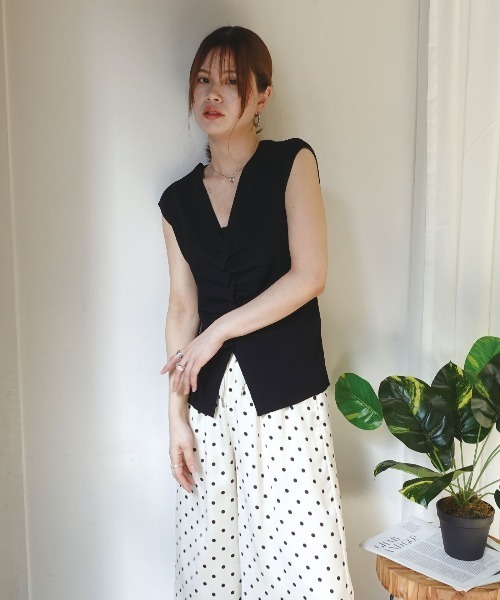 CORNERS(コーナーズ)の「フロントギャザーノースリニット(ニット/セーター・レディース・グレイッシュベージュ/ブラック/アイボリー/ボルドー・M)」の12枚目の写真