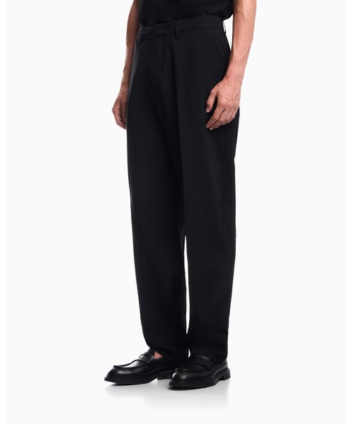 EMPORIO ARMANI(エンポリオアルマーニ)の「<ZOZO限定>【エンポリオ アルマーニ】タック入りパンツ テクニカルシアサッカー ファブリック(チノパンツ・メンズ・ブラック・46/54/52/50/48)」の2枚目の写真