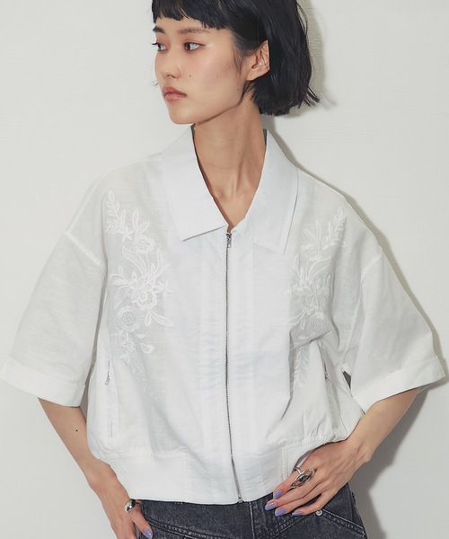 ANOTHER S(アナザーエス)の「ハーフスリーブ刺繍シャツ(シャツ/ブラウス・レディース・ホワイト/ブラック・FREE)」の1枚目の写真