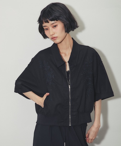 ANOTHER S(アナザーエス)の「ハーフスリーブ刺繍シャツ(シャツ/ブラウス・レディース・ホワイト/ブラック・FREE)」の4枚目の写真