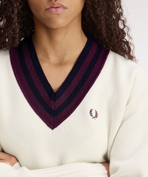 FRED PERRY（フレッドペリー）の「Bold Tipped V-Neck Jumper／ボールドティップドVネックニット（ニット/セーター・レディース・ベージュ・10）」の3枚目の写真
