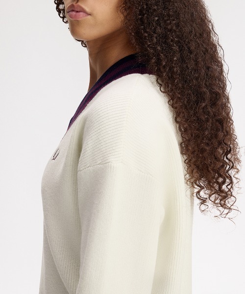 FRED PERRY（フレッドペリー）の「Bold Tipped V-Neck Jumper／ボールドティップドVネックニット（ニット/セーター・レディース・ベージュ・10）」の2枚目の写真