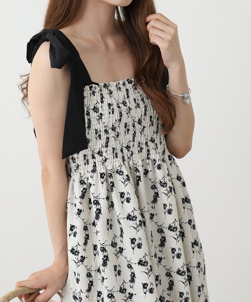 Ree&Mee(リーアンドミー)の「Ree&Mee 肩リボン 花 ドットプリント シャーリング キャミワンピ ワンピース(ワンピース・レディース・ブラック系2/ブラック系1/アイボリー系2/アイボリー系1・M)」の3枚目の写真
