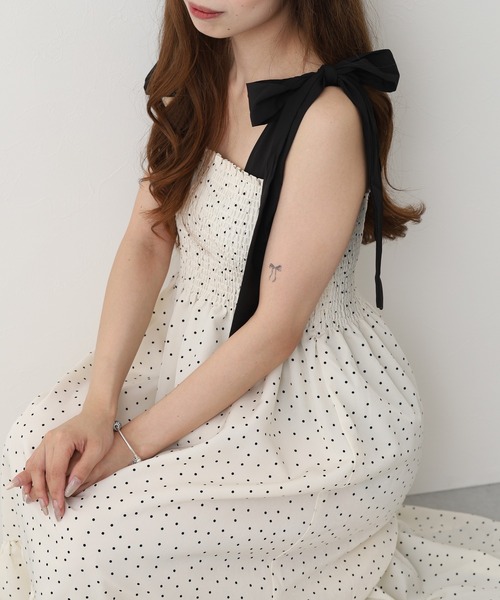 Ree&Mee(リーアンドミー)の「Ree&Mee 肩リボン 花 ドットプリント シャーリング キャミワンピ ワンピース(ワンピース・レディース・ブラック系2/ブラック系1/アイボリー系2/アイボリー系1・M)」の4枚目の写真