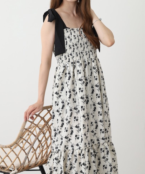 Ree&Mee(リーアンドミー)の「Ree&Mee 肩リボン 花 ドットプリント シャーリング キャミワンピ ワンピース(ワンピース・レディース・ブラック系2/ブラック系1/アイボリー系2/アイボリー系1・M)」の5枚目の写真