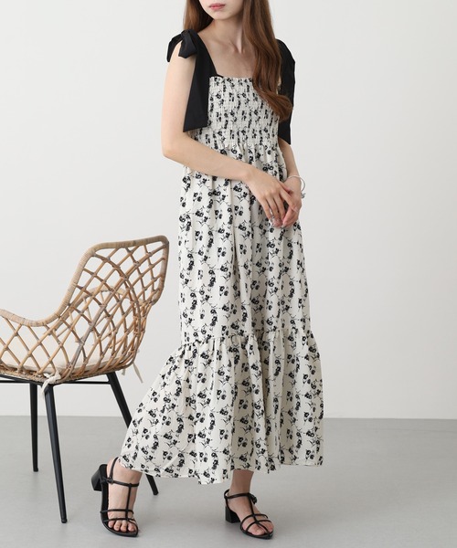 Ree&Mee(リーアンドミー)の「Ree&Mee 肩リボン 花 ドットプリント シャーリング キャミワンピ ワンピース(ワンピース・レディース・ブラック系2/ブラック系1/アイボリー系2/アイボリー系1・M)」の13枚目の写真