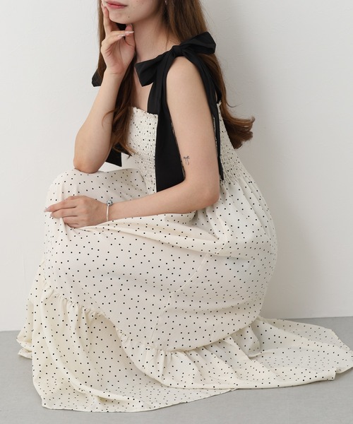 Ree&Mee(リーアンドミー)の「Ree&Mee 肩リボン 花 ドットプリント シャーリング キャミワンピ ワンピース(ワンピース・レディース・ブラック系2/ブラック系1/アイボリー系2/アイボリー系1・M)」の12枚目の写真