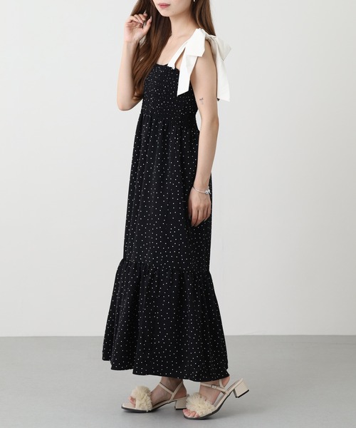 Ree&Mee(リーアンドミー)の「Ree&Mee 肩リボン 花 ドットプリント シャーリング キャミワンピ ワンピース(ワンピース・レディース・ブラック系2/ブラック系1/アイボリー系2/アイボリー系1・M)」の15枚目の写真