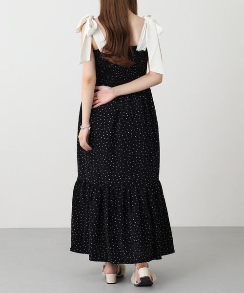 Ree&Mee(リーアンドミー)の「Ree&Mee 肩リボン 花 ドットプリント シャーリング キャミワンピ ワンピース(ワンピース・レディース・ブラック系2/ブラック系1/アイボリー系2/アイボリー系1・M)」の16枚目の写真