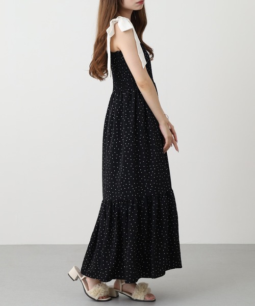 Ree&Mee(リーアンドミー)の「Ree&Mee 肩リボン 花 ドットプリント シャーリング キャミワンピ ワンピース(ワンピース・レディース・ブラック系2/ブラック系1/アイボリー系2/アイボリー系1・M)」の9枚目の写真