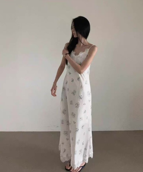 FAVORITO(ファヴォリート)の「花柄キャミワンピース(ワンピース・レディース・ホワイト/ブラック・F)」の3枚目の写真