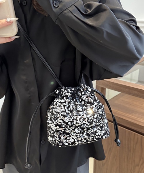 VIBGYOR(ヴィブジョー)の「FReePLACe/スパンコール 巾着 ショルダーバッグ X12886(ショルダーバッグ・レディース・シルバー・FREE)」の1枚目の写真
