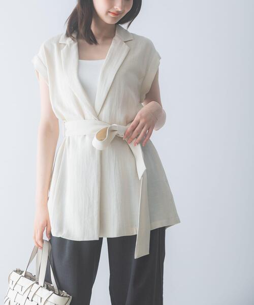 URBAN RESEARCH ROSSO WOMEN(アーバンリサーチ ロッソ)の「ベルテッドウエストシェイプジレ(ダウンベスト・レディース・ライトベージュ/ブラック・FREE)」の1枚目の写真