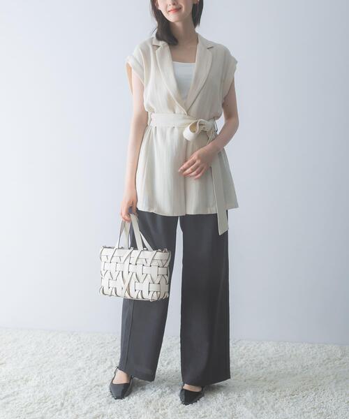 URBAN RESEARCH ROSSO WOMEN(アーバンリサーチ ロッソ)の「ベルテッドウエストシェイプジレ(ダウンベスト・レディース・ライトベージュ/ブラック・FREE)」の12枚目の写真