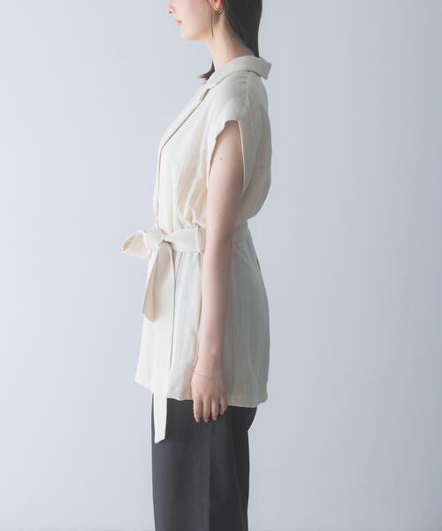 URBAN RESEARCH ROSSO WOMEN(アーバンリサーチ ロッソ)の「ベルテッドウエストシェイプジレ(ダウンベスト・レディース・ライトベージュ/ブラック・FREE)」の4枚目の写真