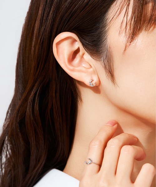 Jewel closet by L&Co.(ジュエルクローゼットバイエルアンドコー)の「K10 ムーン ピアス(ピアス(両耳用)・レディース・イエローゴールド/ホワイトゴールド/ピンクゴールド・FREE)」の9枚目の写真