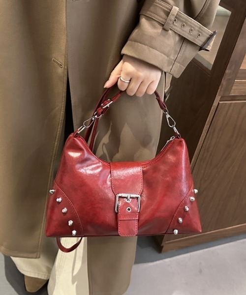 lilful(リルフル)の「【26年秋冬新作】2WAY スタッズアクセント ベルトデザイン ワンハンドル ショルダーバッグ(ショルダーバッグ・レディース・レッド/アイボリー/ブラック/ブラウン・F)」の7枚目の写真