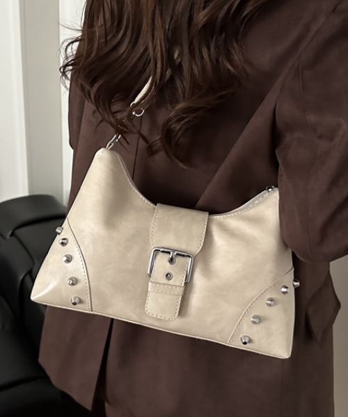 lilful(リルフル)の「【26年秋冬新作】2WAY スタッズアクセント ベルトデザイン ワンハンドル ショルダーバッグ(ショルダーバッグ・レディース・レッド/アイボリー/ブラック/ブラウン・F)」の11枚目の写真