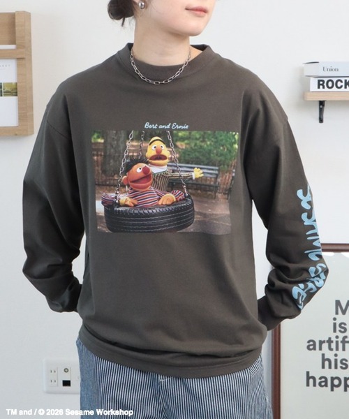 Ha-Li-C STORE(ハリックストア)の「【セサミストリート】袖プリントロンT(Tシャツ/カットソー・メンズ・オフホワイト/ライトブルー/チャコールグレー/ピンク・X-LARGE/LARGE/MEDIUM)」の1枚目の写真