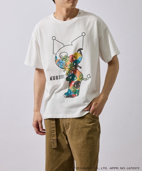 le cercle ADAM ET ROPE'(ルセルクルアダムエロペ)の「【KUROMI/ BLACK DESIGN SERIES別注】フロントデザインTシャツ(Tシャツ/カットソー・メンズ・ホワイト/チャコールグレー・L/LL/M)」の2枚目の写真