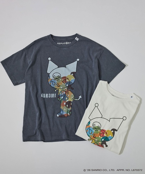 le cercle ADAM ET ROPE'(ルセルクルアダムエロペ)の「【KUROMI/ BLACK DESIGN SERIES別注】フロントデザインTシャツ(Tシャツ/カットソー・メンズ・ホワイト/チャコールグレー・L/LL/M)」の1枚目の写真