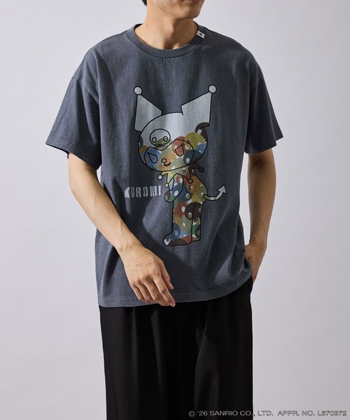 le cercle ADAM ET ROPE'(ルセルクルアダムエロペ)の「【KUROMI/ BLACK DESIGN SERIES別注】フロントデザインTシャツ(Tシャツ/カットソー・メンズ・ホワイト/チャコールグレー・L/LL/M)」の3枚目の写真